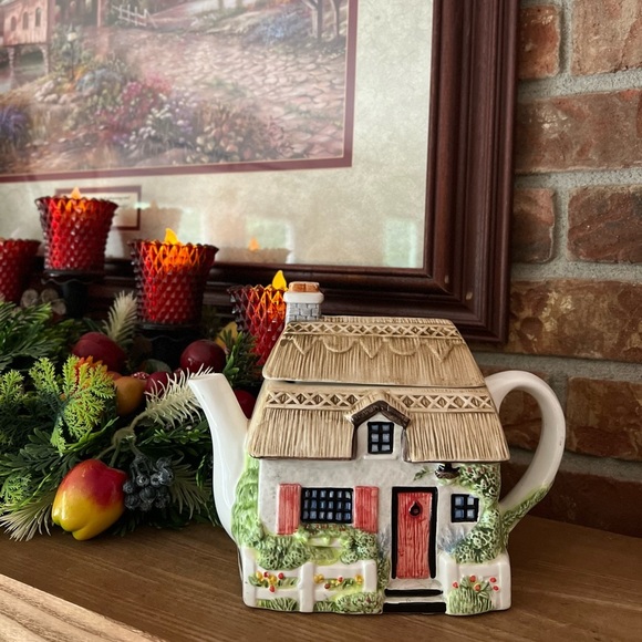 Rare Vintage Porcelain House
Shape Tea Pot - Picture 7 of 7